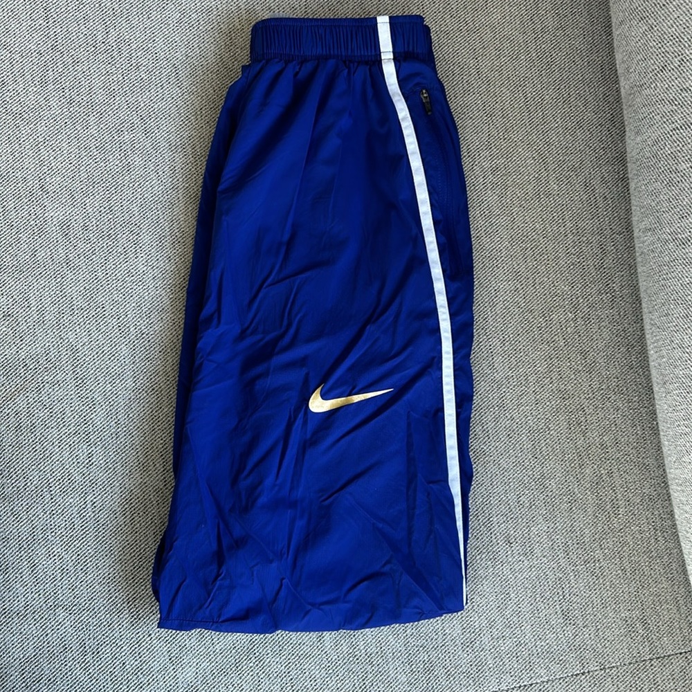 Nike Windbreaker Joggers — Men’s Size Medium